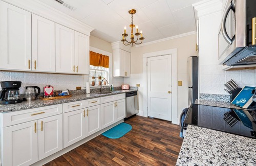 Fort Payne House | Groovy Getaway Loft in Downtown Area with Super Fast Wi-Fi & Dog Friendly