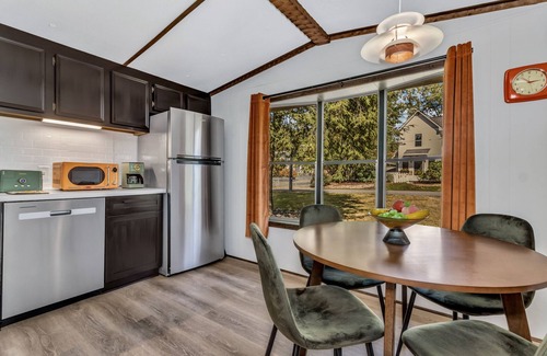 Black Mountain House | Groovy Guest House Walkable to Downtown Black Mtn