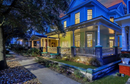 Dixon Park House | Groovy, Historic, Artist's Downtown Victorian Bungalow Near Forsyth Park, ❤️ DOGS