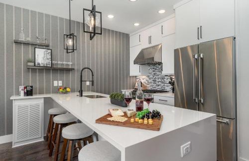 Katie Hill Neighborhood House | Groovy -Rooftop Patio w/Hot Tub -Mins to Broadway