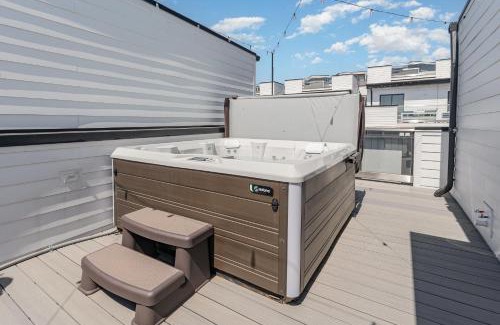 Katie Hill Neighborhood House | Groovy -Rooftop Patio w/Hot Tub -Mins to Broadway