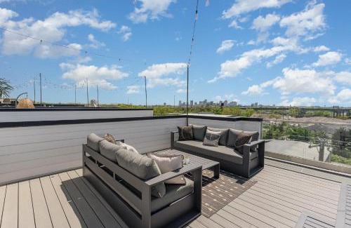 Katie Hill Neighborhood House | Groovy -Rooftop Patio w/Hot Tub -Mins to Broadway