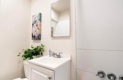 Beverly Hills Apartment | Ground-Floor 1-Bedroom by Beverly Hills Steps from Restaurants, Cafes and Shopping