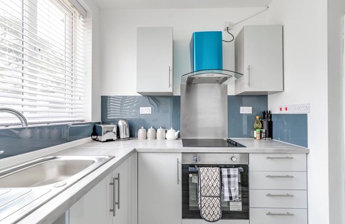 Luton Apartment | Ground, floor 2-bed, with bathroom/shower room and kitchenette and free parking
