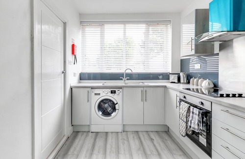 Luton Apartment | Ground, floor 2-bed, with bathroom/shower room and kitchenette and free parking