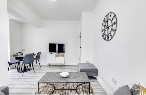 Luton Apartment | Ground, floor 2-bed, with bathroom/shower room and kitchenette and free parking