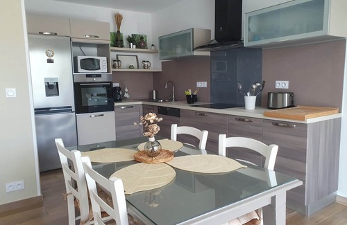 Moriani-Plage Apartment | Ground floor accommodation with access to the sea from the residence