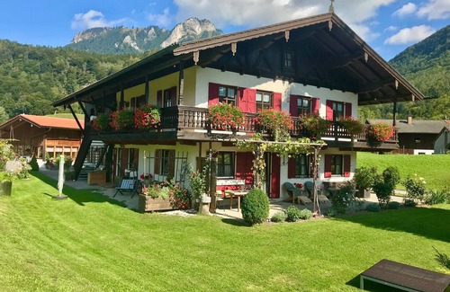 Windshausen Apartment | Ground floor apartment 120 m², direct mountain view