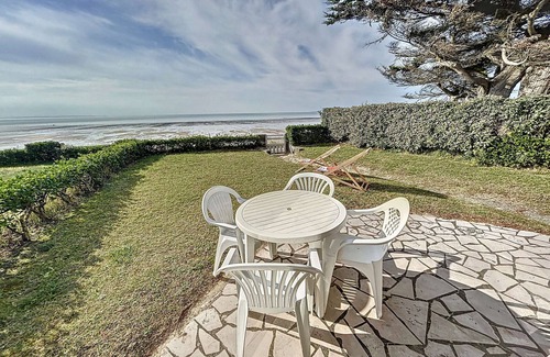 Jullouville Apartment | Ground floor apartment by the sea, 500m from shops