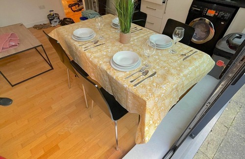 Heston Central House | Ground Floor apartment 2 min walk from Hounslow West Train Station