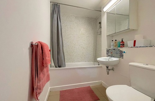 Heston Central House | Ground Floor apartment 2 min walk from Hounslow West Train Station