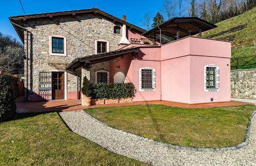 Pescaglia Apartment | Ground floor apartment with covered patio