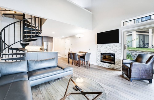 Chelan Condo | Ground-Floor, Lakefront Condo with Lake Views, Dock, and Shared Pools & Hot Tubs
