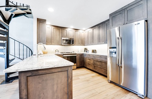 Chelan Condo | Ground-Floor, Lakefront Condo with Lake Views, Dock, and Shared Pools & Hot Tubs
