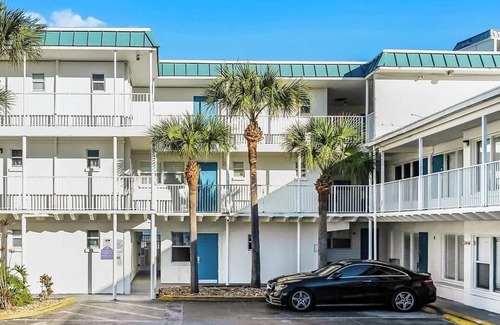 Bostwick Park Condo | Ground Floor Oceanfront Condo in lovely Daytona Beach. 1 bedroom with AC & WiFi