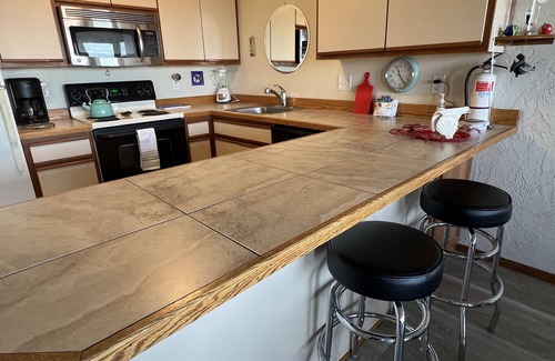 Seaside Condo | Ground floor Oceanfront 2 blocks from downtown shopping and eateries