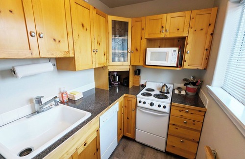 Sunriver Condo | Ground Floor, One Bedroom Condo with Complex Pool and Hot Tub, A/C unit PWDA5