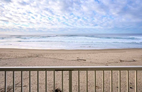 Lincoln City Condo | Ground Floor Queen Studio - Ocean View - Pool and Hot Tub!