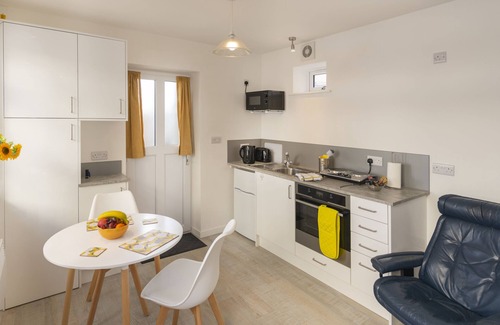 Worthing Apartment | Ground Floor Studio-Standard-Ensuite with patio