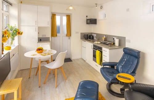 Worthing Apartment | Ground Floor Studio-Standard-Ensuite with patio