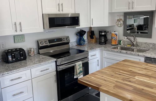 Fort Walton Beach Condo | 🏖️GROUND FLOOR UNIT 🏖SUNSET COTTAGES😎PETS WELCOME🐾nFREEBEACHSERVICE/WI-FI
