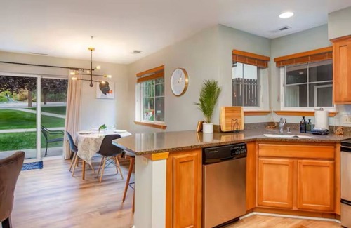 Downtown Leavenworth Condo | GroundFloor+Pool+King Bed+HotTub+Skiing