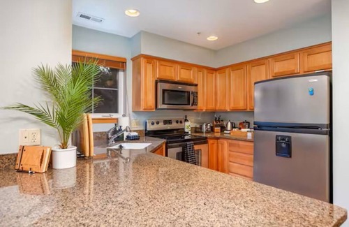 Downtown Leavenworth Condo | GroundFloor+Pool+King Bed+HotTub+Skiing