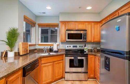Downtown Leavenworth Condo | GroundFloor+Pool+King Bed+HotTub+Skiing