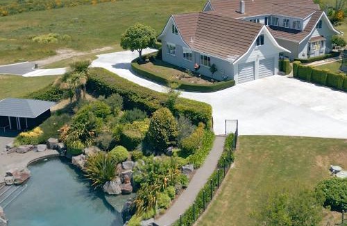 Nukuhau Villa | Group & Family Retreat, Spacious Home, Pool & Spa