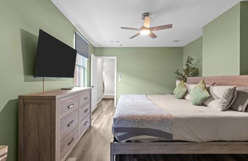 East Allegheny House | Group-Friendly 4 Bedroom 5 Bathroom Pets OK Close to Stadium