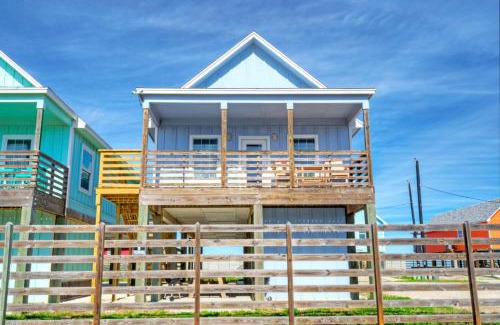Flour Bluff House | Group Getaway w Pool, Boat Dock 2 Homes Laguna Village Retreat by AvantStay