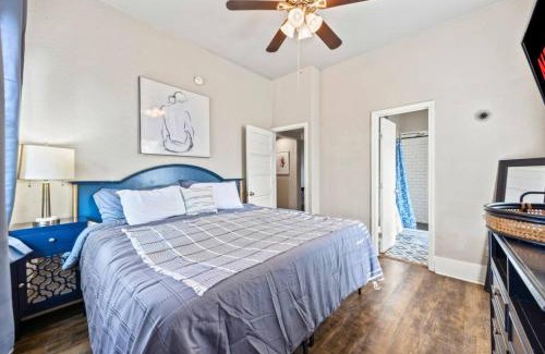 Harlandale House | Group Getaway with Backyard Theater Close to River Walk
