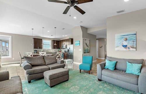 Morgantown House | Group Hug ~ Outdoor Pool, Deeded Beach Access + $400 FREE Activities Daily ~ Zoo/Parasailing + More