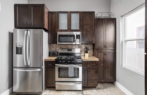 Fountain Square House | Group Retreat: Just Ten Min to Downtown