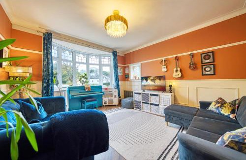 Newton Mearns Apartment | Group Stay 5BR Home with Parking Sleeps 9 In Giffnock