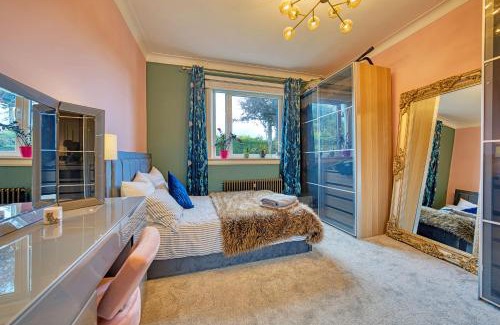 Newton Mearns Apartment | Group Stay 5BR Home with Parking Sleeps 9 In Giffnock