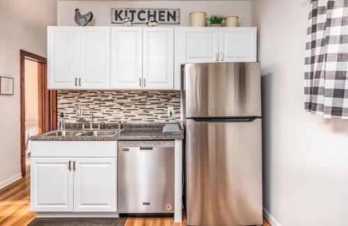Buffalo House | Group Stay! Buffalo and Niagara Falls Home - 6 bedrooms 2 Baths