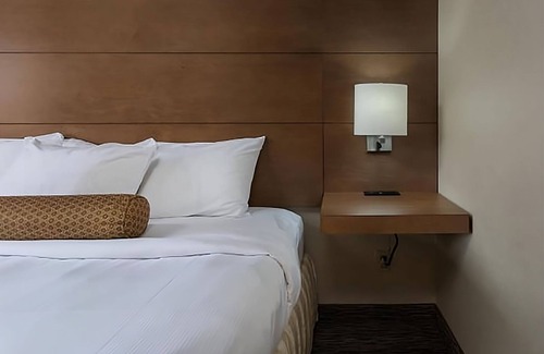 Yuma Hotel | Group Travel! 2 Spacious Units, Pool, Fitness Center and Hot Tub