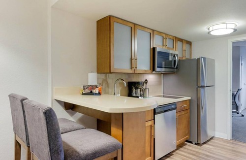 Kissimmee Hotel | Group Vacation! Near Disney's Winter Summerland Miniature Golf Course, Free Breakfast