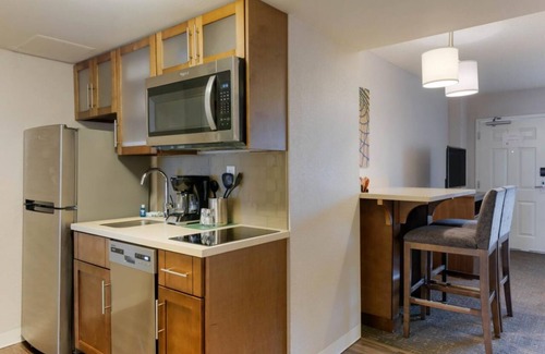 Kissimmee Hotel | Group Vacation! Near Disney's Winter Summerland Miniature Golf Course, Free Breakfast