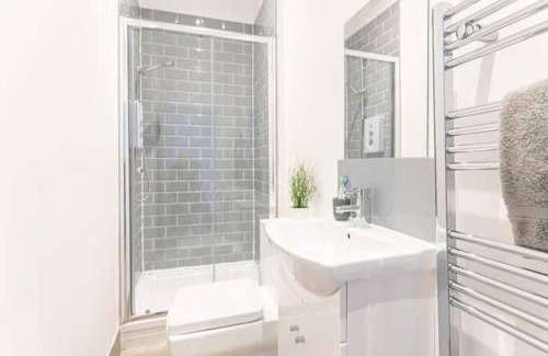 Portsmouth Apartment | Groups Welcome Large 7Bed House with Bar