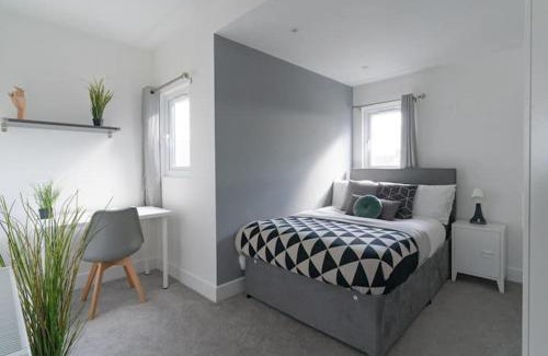 Portsmouth Apartment | Groups Welcome Large 7Bed House with Bar