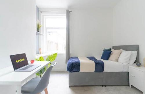 Portsmouth Apartment | Groups Welcome Large 7Bed House with Bar
