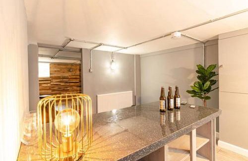 Portsmouth Apartment | Groups Welcome Large 7Bed House with Bar