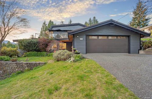 Upper Lonsdale House | Grouse Cheerful large private bedroom, bath, shared deck, pool, hot tub