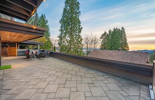 Upper Lonsdale House | Grouse Cheerful large private bedroom, bath, shared deck, pool, hot tub