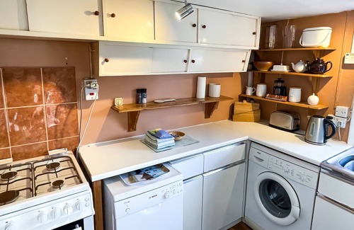 Yarmouth Cottage | Grove Cottage - a cottage that sleeps 4 guests in 2 bedrooms