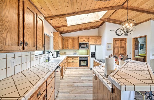 Groveland Cabin | Groveland Cabin w/Outdoor Perks & Game Room