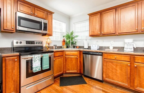 Mableton House | Grt Location/Spacious/Near Airport/Sleeps 8