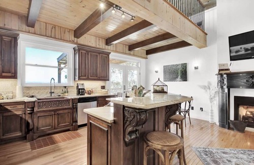 Helen Cabin | Grt WiFi/Long Range Views/Games/FirePit/Slps 10